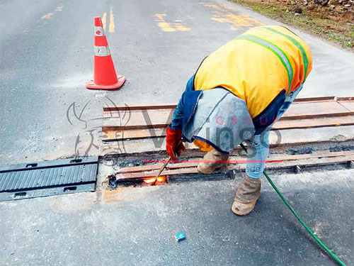 Juntas de dilatación para el puente por Cadenillas en Tungurahua